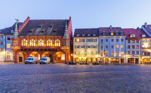 Deutschland, Baden-Württemberg, Freiburg, Altstadt, Münsterplatz, historisches Kaufhaus und Restaurants, blaue Stunde - WDF003125