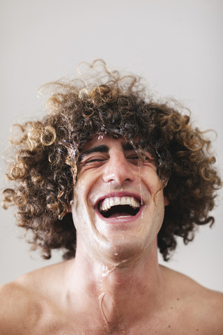 Porträt eines lachenden Mannes mit nassen lockigen Haaren, lizenzfreies Stockfoto
