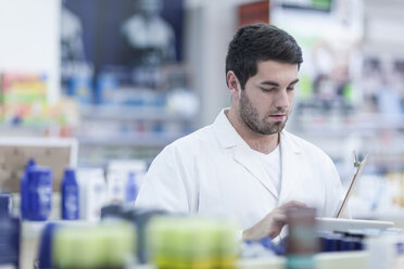 Apothekerin bei der Inventur in einer Drogerie - ZEF005888