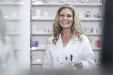 Pharmacist at pharmacy dispensary - ZEF005820