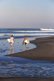 Indonesia, Bali, Surfers on the beach - KNTF000037