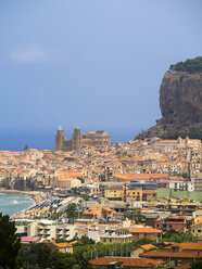 Italien, Sizilien, Cefalu, Ansicht von Cefalu mit der Kathedrale von Cefalu - AMF004037