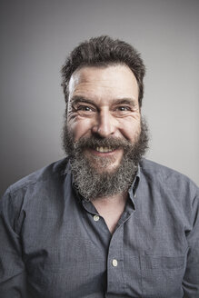 Portait of a mature man with full beard, grinning - MMFF000788