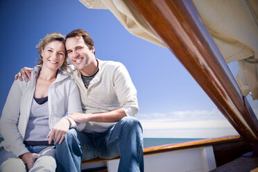 Glückliches reifes Paar auf einem Segelschiff - TOYF000818