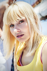 Porträt einer blonden jungen Frau auf einem Segelschiff - TOYF000826