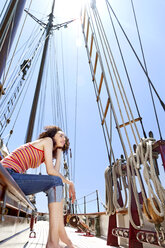 Brünette junge Frau auf einem Segelschiff - TOYF000836