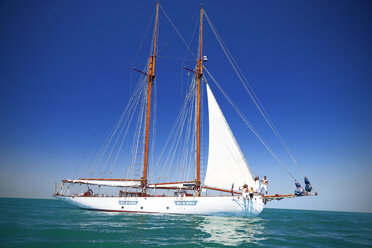 Südafrika, Kapstadt, Segelschiff auf dem Atlantischen Ozean - TOYF000853