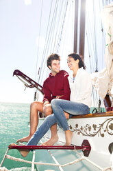 Glückliches junges Paar auf einem Segelschiff - TOYF001042