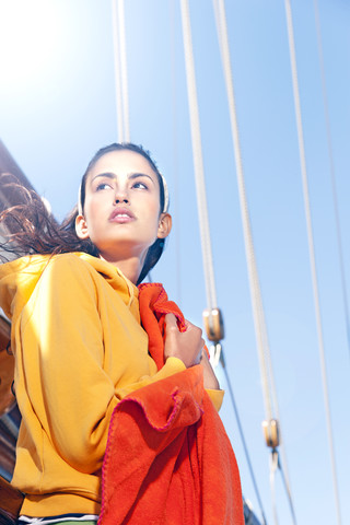 Junge Frau mit Decke auf einem Segelschiff, lizenzfreies Stockfoto