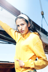 Porträt einer jungen Frau auf einem Segelschiff - TOYF000902