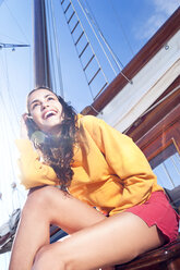 Glückliche junge Frau auf einem Segelschiff - TOYF000908
