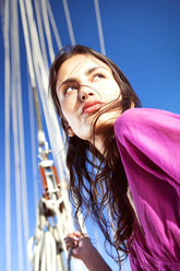 Brünette junge Frau auf einem Segelschiff - TOYF000925