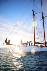 Südafrika, Kapstadt, Freunde auf einem Segelschiff auf dem Atlantischen Ozean - TOYF000947