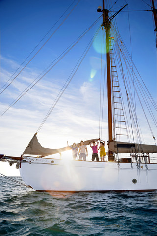 Südafrika, Kapstadt, Freunde auf einem Segelschiff auf dem Atlantischen Ozean, lizenzfreies Stockfoto