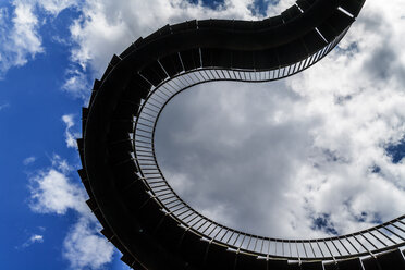 Deutschland, München, Blick von oben auf die von Olafur Eliasson gebaute DNA-Treppe - TCF004682