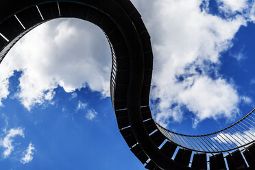 Deutschland, München, Blick von oben auf die von Olafur Eliasson gebaute DNA-Treppe - TCF004684