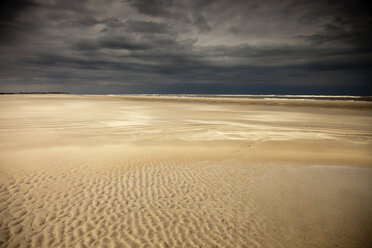 Deutschland, Ostfriesland, Spiekeroog, leerer Strand bei Ebbe kurz vor einem Gewitter - PCF000163