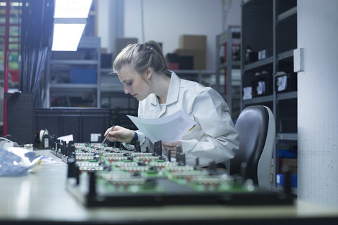 Techniker, der an Leiterplatten arbeitet, lizenzfreies Stockfoto