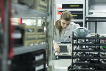 Techniker beim Einschalten des Oszilloskops - SGF001637