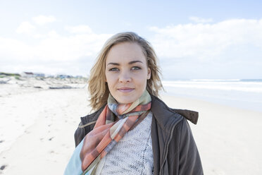 Südafrika, Kapstadt, Porträt einer lächelnden Frau, die am Strand steht - ZEF005265