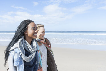 Südafrika, Kapstadt, zwei Freunde gehen am Strand spazieren - ZEF005270