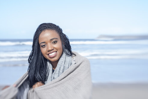 South Africa, Cape Town, portrait of smiling young woman in front of the sea - ZEF005223