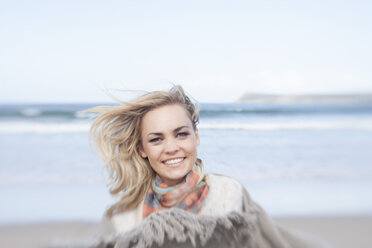 South Africa, Cape Town, portrait of smiling young woman in front of the sea - ZEF005224