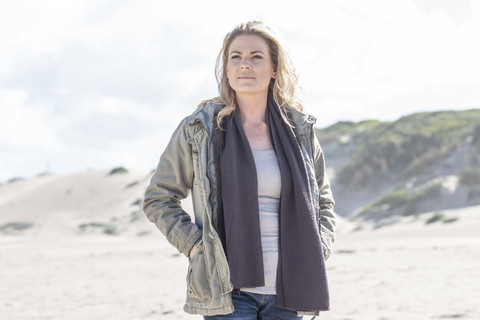 Südafrika, Kapstadt, Porträt einer am Strand stehenden Frau, lizenzfreies Stockfoto