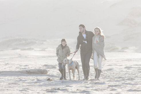 Südafrika, Kapstadt, glückliche Familie am Strand mit Hund - ZEF005244