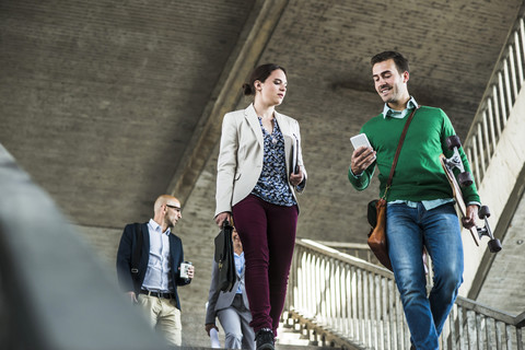 Vier Personen auf einer Treppe, lizenzfreies Stockfoto