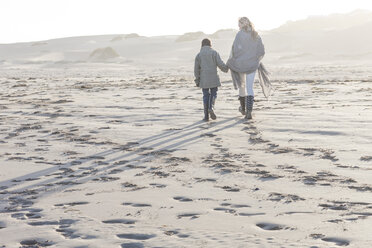 Südafrika, Kapstadt, Mutter und ihr Sohn gehen am Strand spazieren - ZEF005249