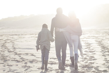 Südafrika, Kapstadt, Rückenansicht einer Familie, die bei Gegenlicht am Strand spazieren geht - ZEF005251
