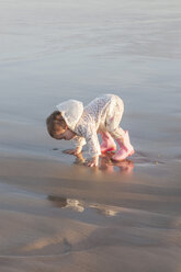 Ein kleines Mädchen spielt am Meer am Strand - ZEF005264