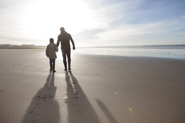 Südafrika, Witsand, Vater und Sohn spazieren am Strand bei Gegenlicht - ZEF005292