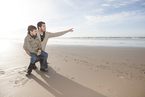 Südafrika, Witsand, Vater und Sohn am Strand, lizenzfreies Stockfoto