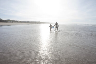 Südafrika, Witsand, Vater und Sohn waten an der Strandpromenade durchs Wasser - ZEF005301