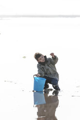Junge mit blauem Eimer am Strand - ZEF005306