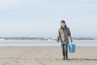 Südafrika, Witsand, Junge läuft mit blauem Eimer am Strand - ZEF005309
