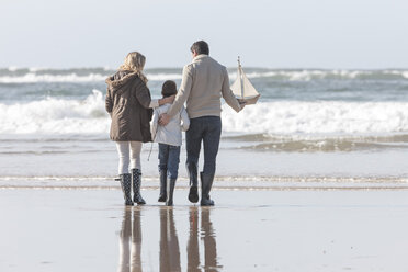 Südafrika, Witsand, Familie am Strand - ZEF005428