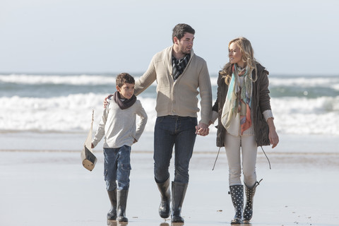 Südafrika, Witsand, Familienspaziergang am Strand, lizenzfreies Stockfoto