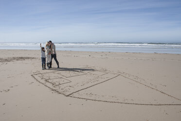 Südafrika, Witsand, Familie spielt tic tac toe am Strand - ZEF005322