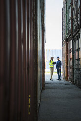 Zwei Männer mit Sicherheitshelmen im Gespräch im Containerhafen - UUF004461