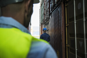 Zwei Männer mit Schutzhelmen im Containerhafen - UUF004462