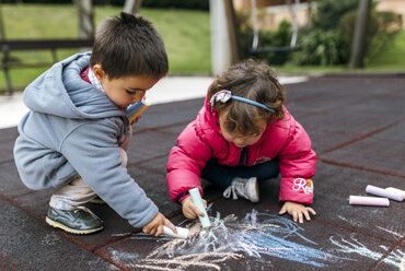 Spanien, Kleines Mädchen und Junge zeichnen mit Kreide auf dem Boden - MGOF000242