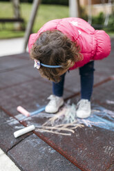 Spain, Little girl drawing with chalk on the ground - MGOF000243