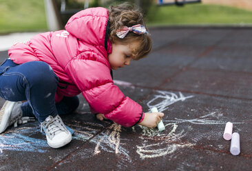 Spain, Little girl drawing with chalk on the ground - MGOF000244