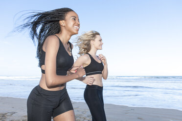 Südafrika, Kapstadt, zwei Frauen joggen am Strand - ZEF005194