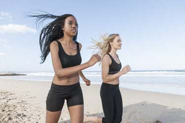 Südafrika, Kapstadt, zwei Frauen joggen am Strand - ZEF005196