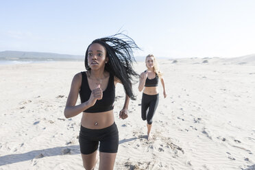 Südafrika, Kapstadt, zwei Frauen joggen am Strand - ZEF005200
