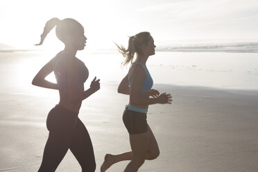 Südafrika, Kapstadt, zwei Frauen joggen am Strand - ZEF005213
